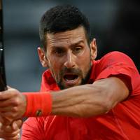 Novak Djokovic wird beim  ATP-Masters in Rom mit einer Flasche am Kopf getroffen und geht zu Boden. Die Turnier-Organisatoren geben später Entwarnung.