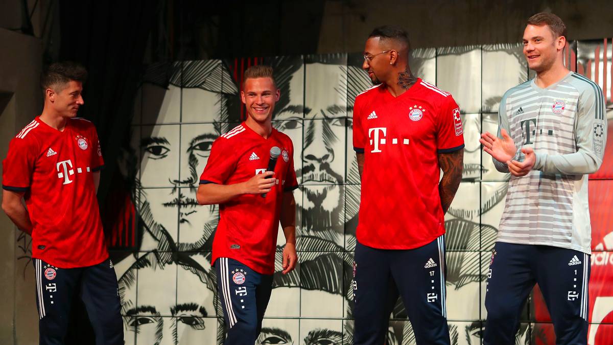 Ein V-Ausschnitt und marineblaue Akzente an den Ärmeln runden den Look des neuen Heimtrikots ab. Das schlichte Adidas-Design erinnert dabei an die 80er und 90er