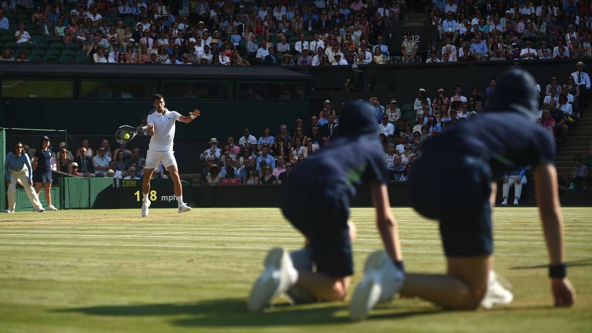 Nicht nur die Spieler sind in Wimbledon hochkonzentriert, auch die Ballkinder müssen den Ball immer im Blick haben