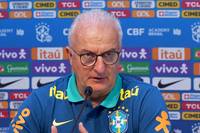 Nach der 0:1-Niederlage gegen Paraguay kritisierte Brasiliens Trainer Dorival Junior seine Mannschaft scharf. Er nannte die erste Halbzeit die schlechteste seit seinem Amtsantritt und beklagte den Verlust des Spielflusses.