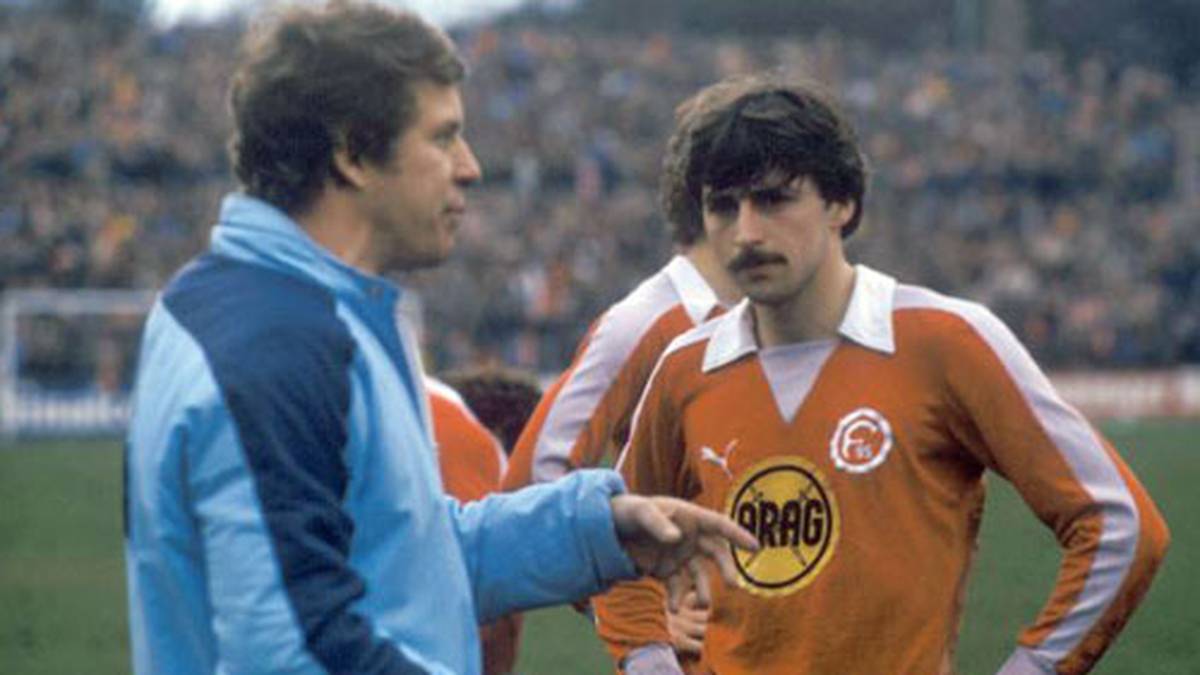 In der Saison 78/79 soll er Arminia Bielefeld vor dem Abstieg bewahren. Die Mission misslingt aber. Daraufhin übernimmt Rehhagel im Oktober 1979 Fortuna Düsseldorf. Er führt das Team um den jungen Klaus Allofs ins gesicherte Mittelfeld und holt zudem 1980 den DFB-Pokal. Doch Anfang Dezember ist nach dem Abrutschen auf Platz 16 Schluss bei der Fortuna