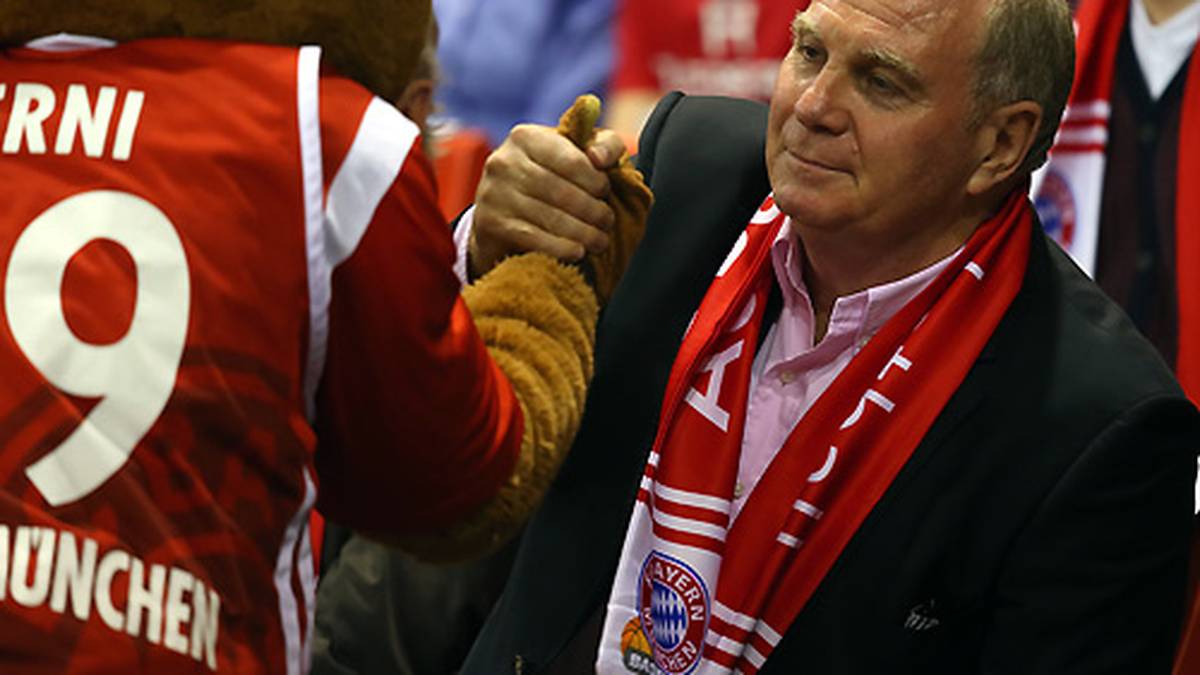 4. Mai: Hoeneß besucht während des Bundesliga-Schlagers zwischen Borussia Dortmund und Bayern München ein Playoff-Spiel der Bayern-Basketballer in München