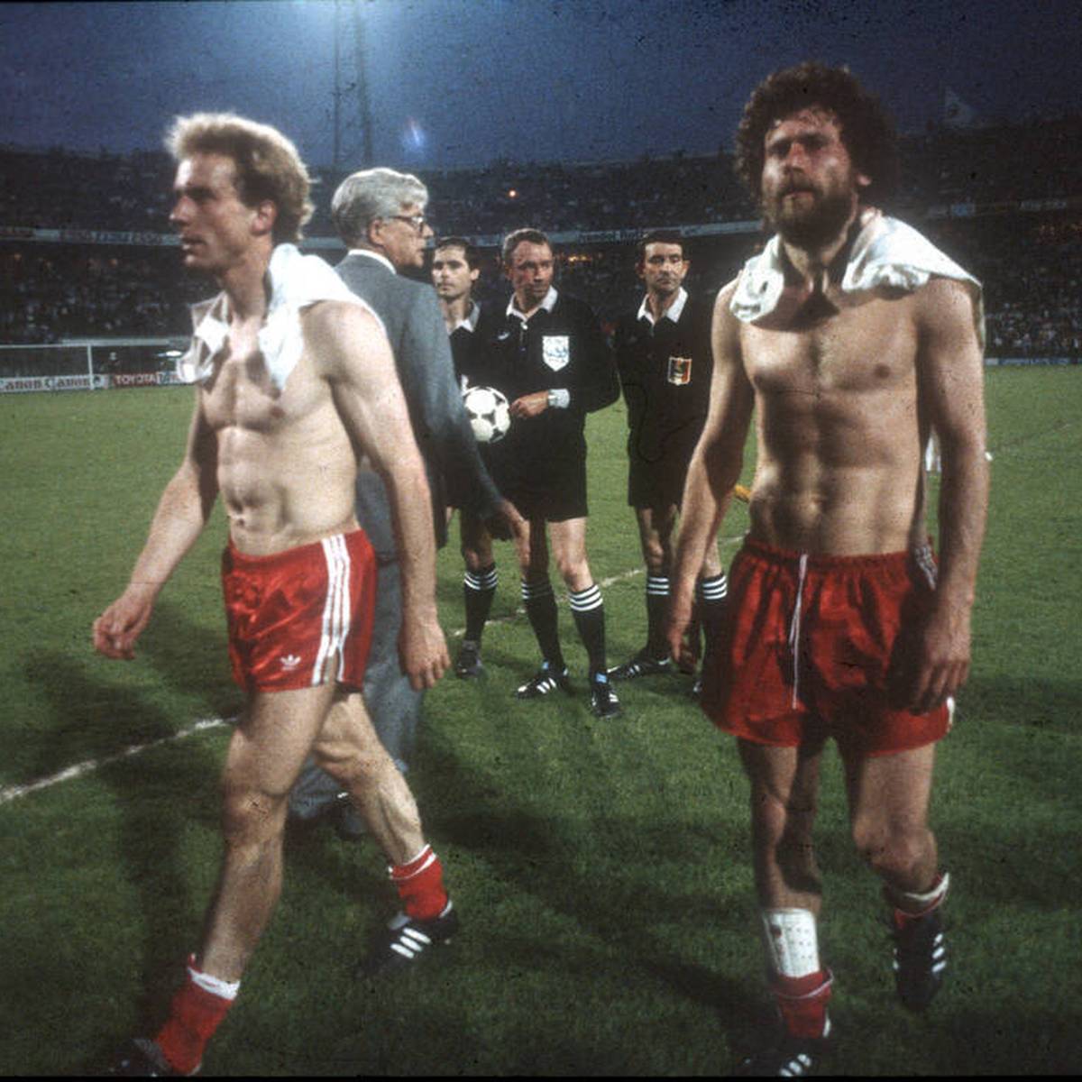 Am 26. Mai 1982 erlebt der FC Bayern im Finale des Europapokals der Landesmeister gegen Aston Villa ein ganz böses Erwachen. SPORT1 blickt auf eine ganz besondere Niederlage zurück.