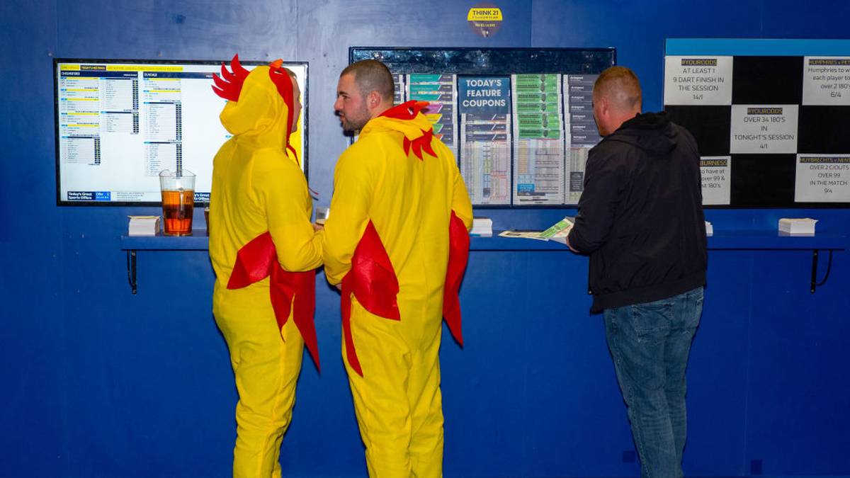 Diese zwei Hühnchen schauen sich vor der Action noch die "Order of Play" an. Wann genau spielt Peter Wright nochmal?