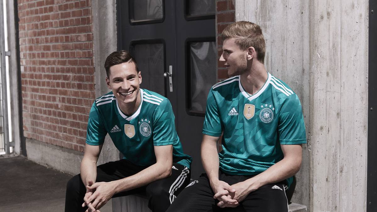 Mit diesem Ausweichtrikot lief das DFB-Team bei der WM-Blamage 2018 in Russland auf - im Retro-Look gehalten.