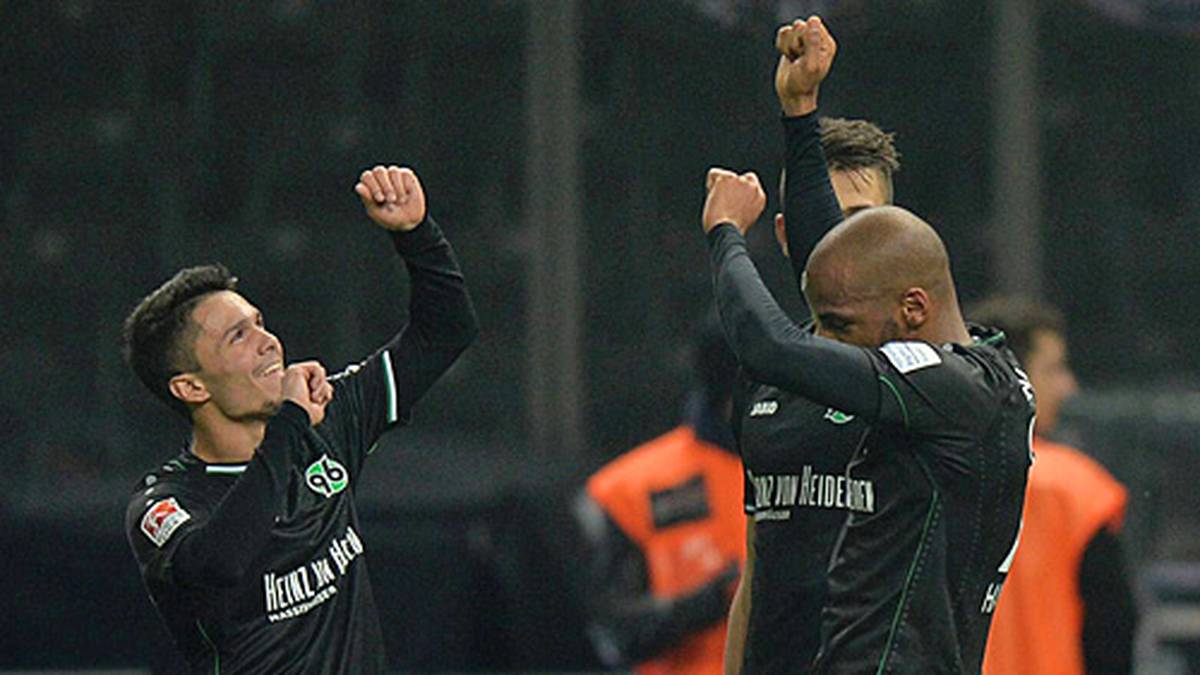 Die Choreografie der 96-Spieler passt - ganz im Gegensatz zum Auftritt der Gastgeber