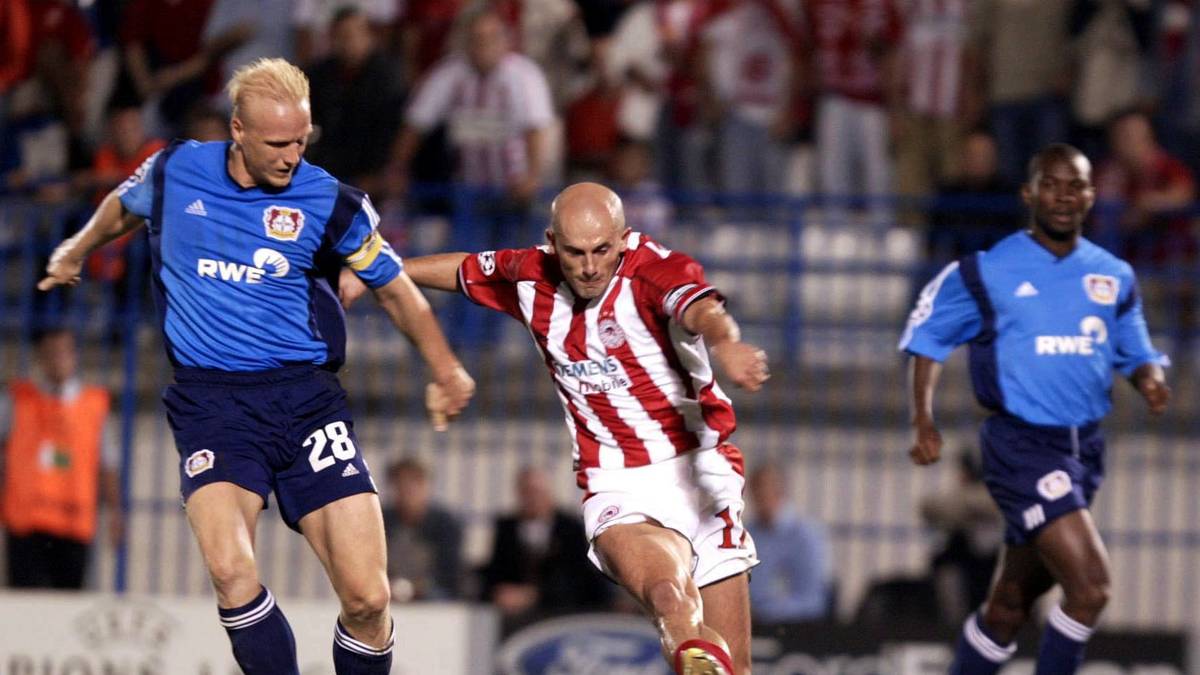 PLATZ 6: Olympiakos Piräus - Bayer Leverkusen 6:2 - Einen ganz schwarzen Abend erlebt die Werkself am 18. September 2002. Am ersten Spieltag der Vorrunde gehen Carsten Ramelow (l.) und Co. bei Olympiakos Piräus zwar mit 1:0 Führung - am Ende lautet der Endstand allerdings 2:6. Predrag Djordjevic (r.) erzielt dabei drei Tore