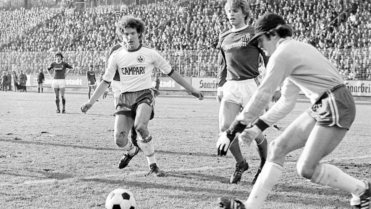 Klaus Toppmöller (1. FC Kaiserslautern, li.) gegen Bernd Förster und Torwart Dieter Ferner (beide 1. FC Saarbrücken)