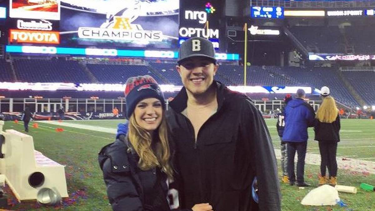 Nach dem Sieg im AFC-Championship-Game war Zeit für ein gemeinsames Bild. Emily Stratton ist übrigens kein Model oder Schauspielerin, sondern Krankenschwester