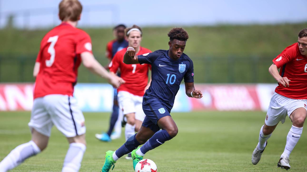 Callum Hudson-Odoi im Trikot der englischen Junioren-Nationalmannschaft