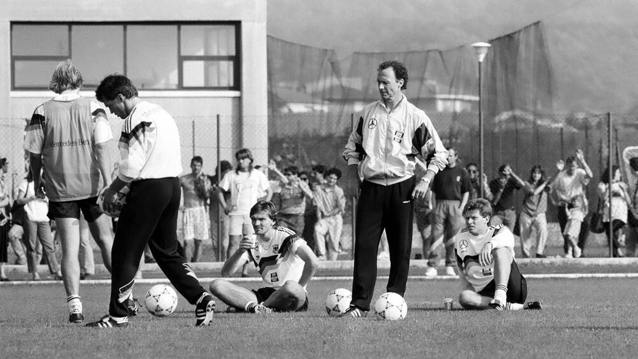 Beim Training im Quartier am Comer See: v.l. Paul Steiner, Franz Beckenbauer (Trainer), Stefan Reuter