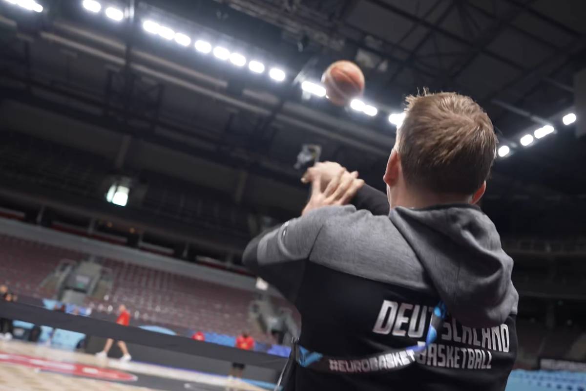 Vor wenigen Tagen sorgte Luka Dončić mit einem spektakulären Wurf im Sitzen aus weiter Entfernung für Aufsehen. Jetzt zieht DBB-Spielmacher Justus Hollatz nach – und versucht sich an der gleichen Aktion.
