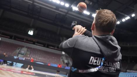 Vor wenigen Tagen sorgte Luka Dončić mit einem spektakulären Wurf im Sitzen aus weiter Entfernung für Aufsehen. Jetzt zieht DBB-Spielmacher Justus Hollatz nach – und versucht sich an der gleichen Aktion.