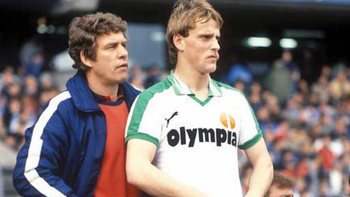 1981 übernimmt Rehhagel zuerst interimsweise Absteiger Werder Bremen. Trainer Kuno Klötzer muss aber dann aus gesundheitlichen Problemen komplett zurücktreten. Und so führt Rehhagel das Team um Talent Thomas Schaaf zurück in die Bundesliga. Eine Erfolgsstory nimmt ihren Lauf