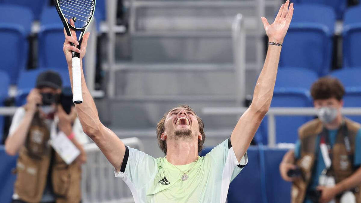 Alexander Zverev feiert den größten Sieg seiner Karriere. Im Finale von Olympia feiert Deutschlands Tennis-Star einen klaren Sieg und holt die Goldmedaille.