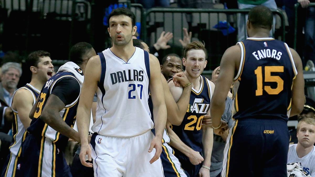 Die Jazz feiern das 121:119, Pachulia ist sichtlich bedient. Seit Januar 2010 hatte Dallas kein Heimspiel mehr gegen Utah verloren