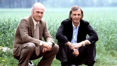 Die Trainerkollegen Cesar Luis Menotti (re., Argentinien) und Udo Lattek (FC Barcelona)1982