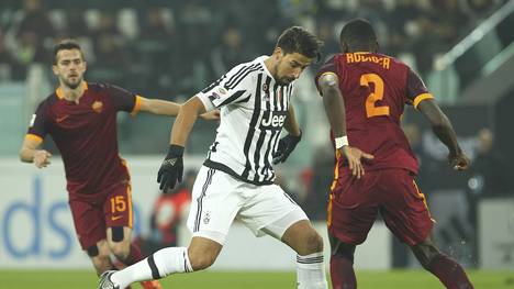 Sami Khedira (M.) siegt mit Juventus Turin gegen Antonio Rüdiger (r.) und den AS Rom