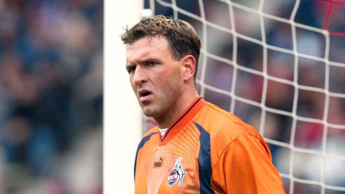 Dabei trifft Kölns Kapitän Dirk Lottner Sekunden vorher per Elfer zum 2:0. Pröll nimmt sich danach eine gedankliche Auszeit - und schon schlägt es hinter ihm ein