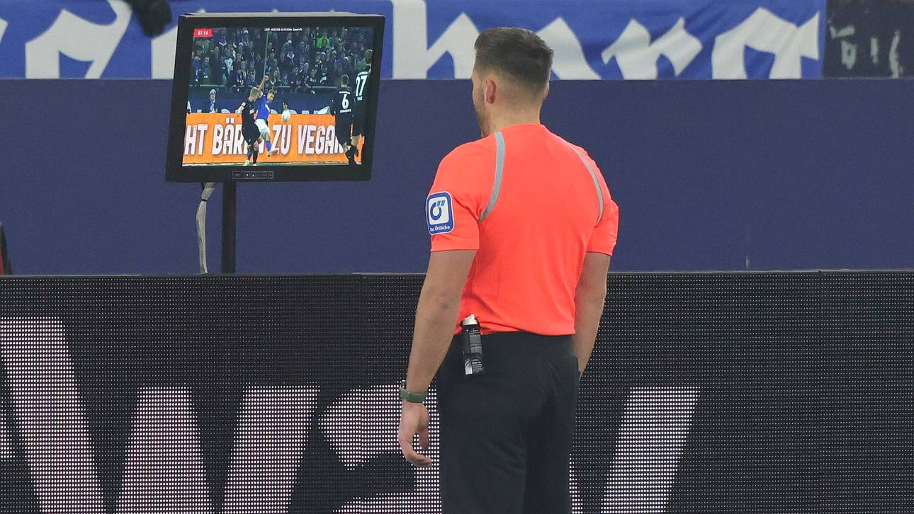 Bald Stadionansagen der Referees?