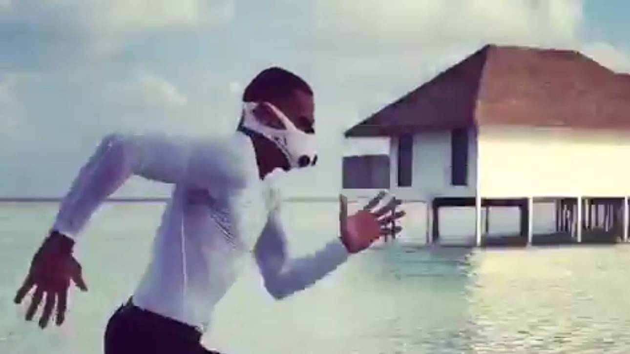 Boateng macht Fitnesstest am Strand