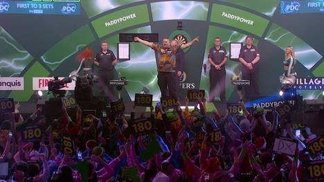 Wesley Plaisier sorgt schon vor dem Spiel gegen Lukas Wenig mit seinem Walk On für gute Stimmung. Seinen Song "Angels" feiert der Ally Pally lautstark.