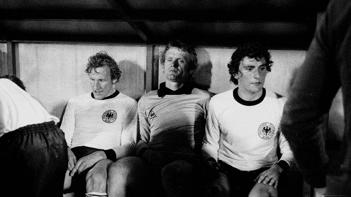 Katsche Schwarzenbeck, Sepp Maier und Dieter Müller (v.l.) nach dem verlorenen EM-Finale 1976