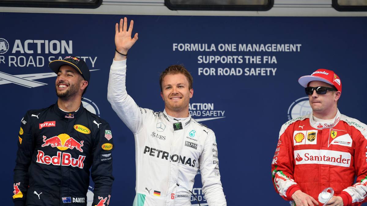 Für die Überraschung des Tages sorgt aber Red-Bull-Pilot Daniel Ricciardo (l.), der sich noch vor den beiden Ferraris auf Platz zwei einreiht