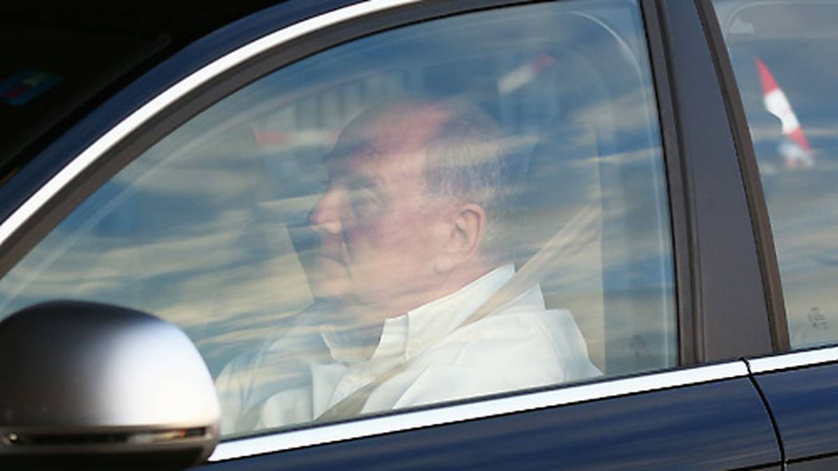 6. Mai: Bayern Münchens Aufsichtsrat tagt und berät die Situation in der Allianz Arena. Hoeneß bietet seinen Rücktritt an. Dies wird abgelehnt, der Präsident und Aufsichtsratschef bleibt vorerst im Amt