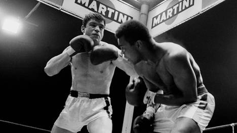 Karl Mildenberger (l.) und Muhammed Ali lieferten sich 1966 im Frankfurter Waldstadion einen legendären Kampf