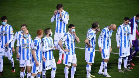 Die Spieler von Pescara Calcio trugen bis zum Anpfiff einen Mundschutz wegen des Coronavirus in Italien