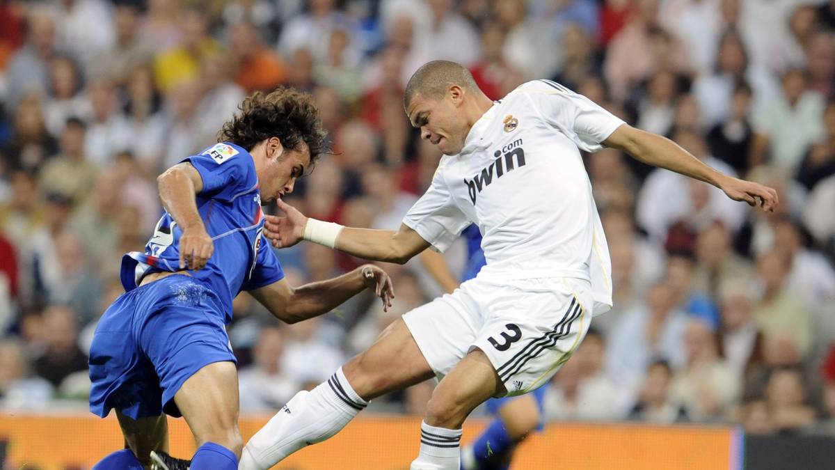 In der Saison 2008/09 tickte Pepe in einem Spiel gegen den FC Getafe aus, als ein Elfmeter gegen sein Team gepfiffen wurde. Er trat dreimal auf den Rücken seines am Boden liegenden Gegenspieler Javier Casquero...