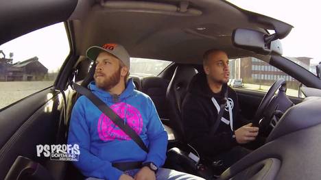 Heute kommt der Auftrag von Dieter: Er ist Jahrgang 1964 und das ist auch das Wunschbaujahr seines Traumautos. Für maximal 8.000 Euro möchte sich der SPORT1-Fan einen Oldtimer zum 50.Geburtstag schenken. Einzige Bedingung: Das Auto muss technisch einwandfrei sein. Die PS PROFIS machen sich ans Werk. Für Käfer-Fan Sidney wird die Autosuche besonders schwer, denn anders als er selbst will Dieter partout keinen Käfer. Wird Sid ihn von der Macht des Käfers überzeugen können oder muss er sich mit Opel Kadett, Ford Taunus und dem Buckel- Volvo anfreunden?
