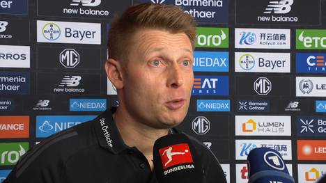 Harry Kane spielt vor einem Bayern-Treffer den Ball minimal mit dem Arm. Schiedsrichter Christian Dingert erklärt im Nachgang den Sachverhalt. 