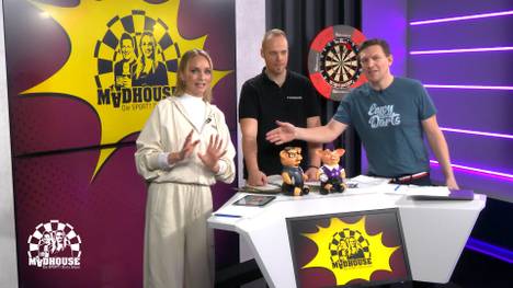 SPORT1-Moderatorin Ktharina Kleinfeldt löst ihr Versprechen nach der verlorenen Challange ein und moderiert "Madhouse- Die SPORT1 Darts Show" im Jogginganzug.