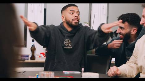 Der deutsche Nationalspieler Benjamin Henrichs gibt auf seinem YouTube-Kanal persönliche Einblicke. Die Doku "Faith over fear" zeigt ihn beim "Activity" mit Freunden.