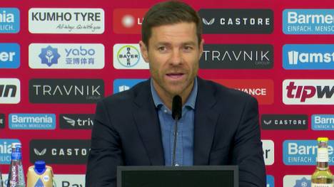 Nach einem dramatischen Saisonstart stellt Bayer 04 Leverkusen seinen neuen Trainer vor: Xabi Alonso. Der Spanier stellt sich in der ersten Pressekonferenz auf Deutsch vor.