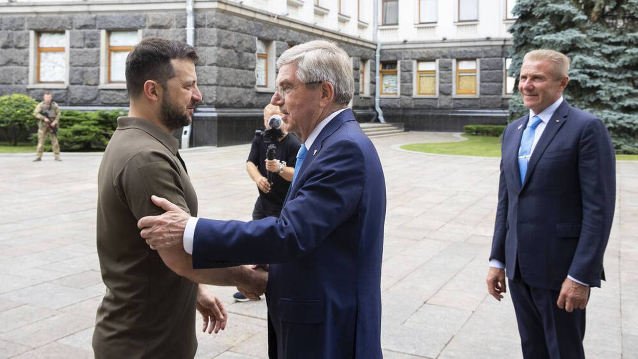 Sergej Bubka (ganz rechts) besuchte mit IOC-Präsident Thomas Bach (Mitte) im Juli 2022 den ukrainischen Präsidenten Wolodymyr Selenskyj in Kiew