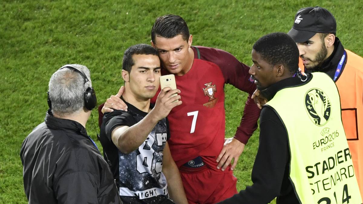 Cristiano Ronaldo posierte geduldig mit einem Fan