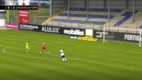 Der 1. FC Kaiserslautern verschafft sich durch ein souveränes 2:0 über den SC Verl Luft im Abstiegskampf. Die Szene des Spiels liefert Lauterns Mike Wunderlich, der den leeren Kasten nicht trifft.