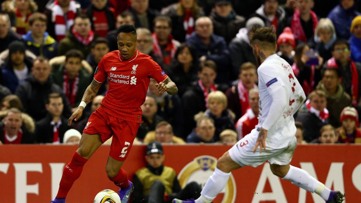 In der Anfangsphase ist Liverpool klar überlegen, bestimmt das Spiel. Doch schießen die Augsburger ein Tor, wären sie weiter