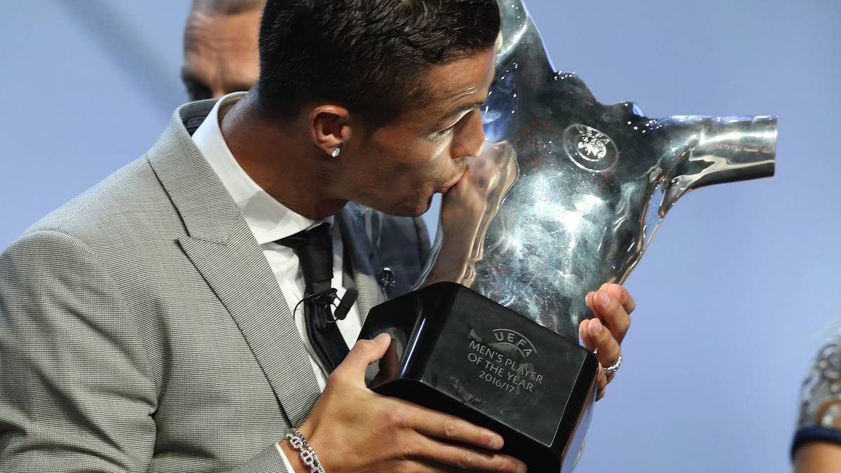 2017: CRISTIANO RONALDO (Portugal/Real Madrid): Mit Titel Nummer 4 ist CR7 alleiniger Rekordhalter bei Europas Fußballer des Jahres. Erneut setzt er sich gegen seinen Dauerrivalen Messi durch
