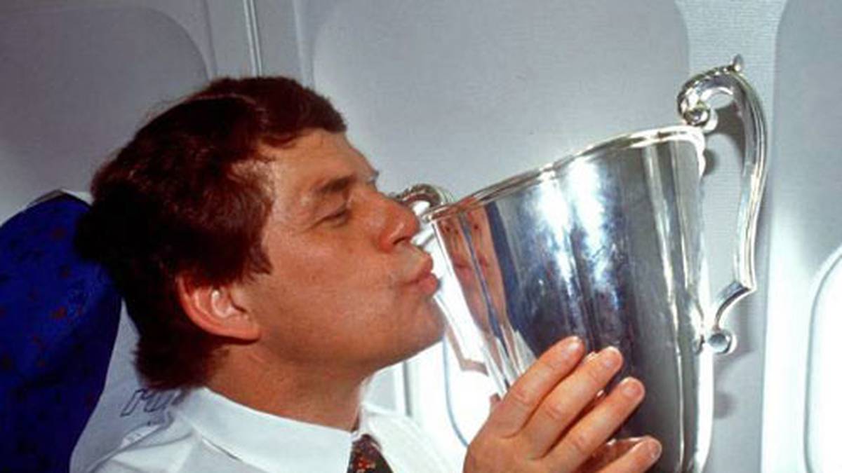 Den größten Triumph auf der Bremer Bank feiert Rehhagel aber 1992. Werder holt den Europapokal der Pokalsieger durch einen 2:0-Erfolg gegen die AS Monaco