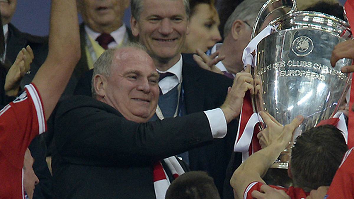 25. Mai: Der FC Bayern gewinnt das Champions-League-Finale gegen Borussia Dortmund. Hoeneß ist aber von der Steueraffäre so mitgenommen, dass ihn erst Bastian Schweinsteiger und Franck Ribery überreden müssen, ehe er den so ersehnten Pokal in die Hände nimmt