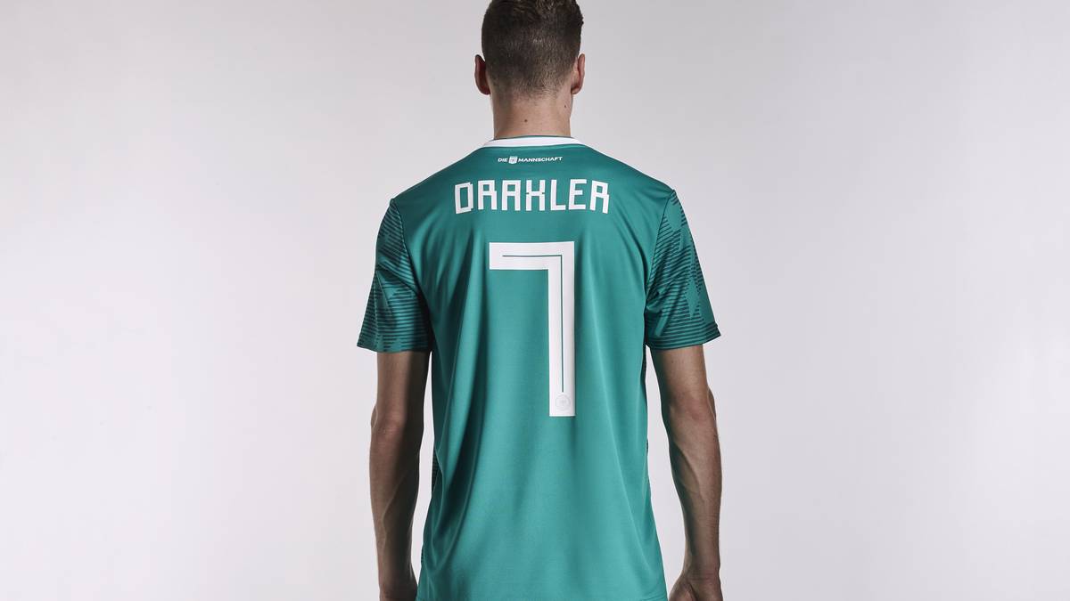 ... die sich auch komplett schnörkellos auf dem Rücken wiederfindet. Darüber ist der Spielername und der Aufdruck "Die Mannschaft" zu lesen. Doch vor allem die Schreibweise erregte Aufsehen.