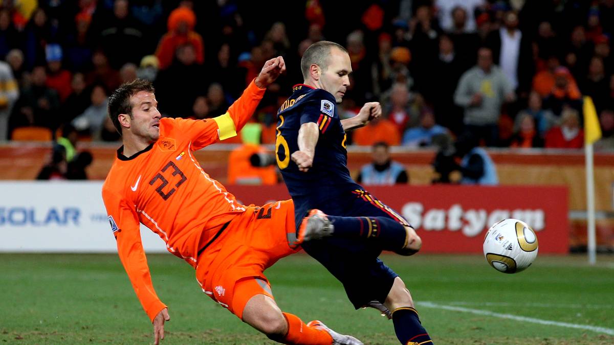 Sein größter Erfolg mit der Elftal ist dabei der Einzug ins WM-Finale 2010. Dort unterliegt Oranje allerdings den Spaniern mit 0:1 - und van der Vaart hat beim entscheidenden Schuss von Andres Iniesta (l.) den besten Blick