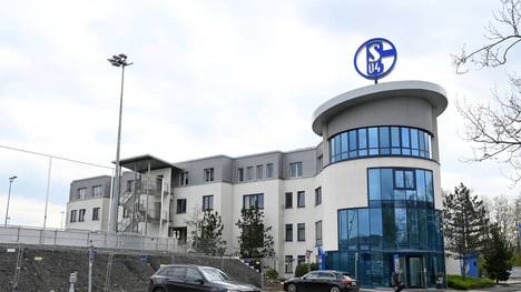 Wenige Tage vor dem Auftakt in die 2. Bundesliga wird ein Schalke-Spieler positiv auf Corona getestet. Der Verein reagiert umgehend.