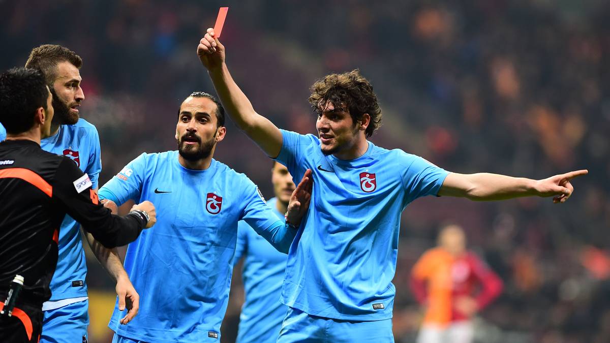 Platz 6: Deniz Bitnel  (Türkei)                                                                                            Für einen Lacher sorgte Trabzonspors' Salih Dursun im Ligaspiel gegen Galatasaray Istanbul. Nachdem Referee Deniz Bitnel bereits drei seiner Teamkollegen des Feldes verwiesen hatte, wurde es dem Rechtsverteidiger zu bunt. Nach dem Platzverweis für Luis Cavanda schlug er dem Schiri die rote Karte aus der Hand und zeigte sie ihm anschließend selbst. Die Quittung folgte postwendend. Statt Bitnel durfte Dursun das Feld vorzeitig verlassen