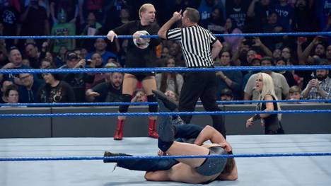 James Ellsworth (o.l.) machte Dean Ambrose bei WWE SmackDown Live erneut zu schaffen
