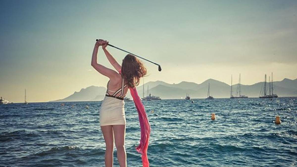 Der Golfschläger darf bei ihr nicht fehlen, wie hier bei einem Aufenthalt in der französischen Hafenstadt Cannes